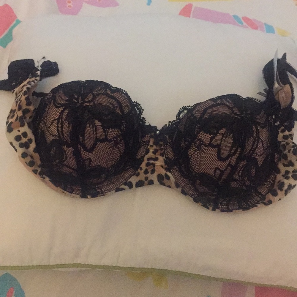 Like new lacey leopard print Victoria’s Secret bra
